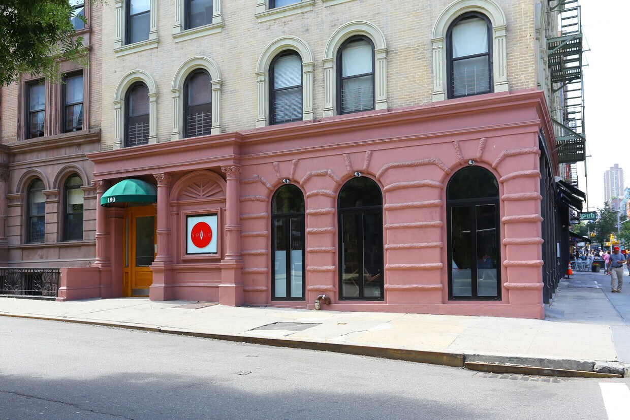 Building Photo - 180 W 81st St