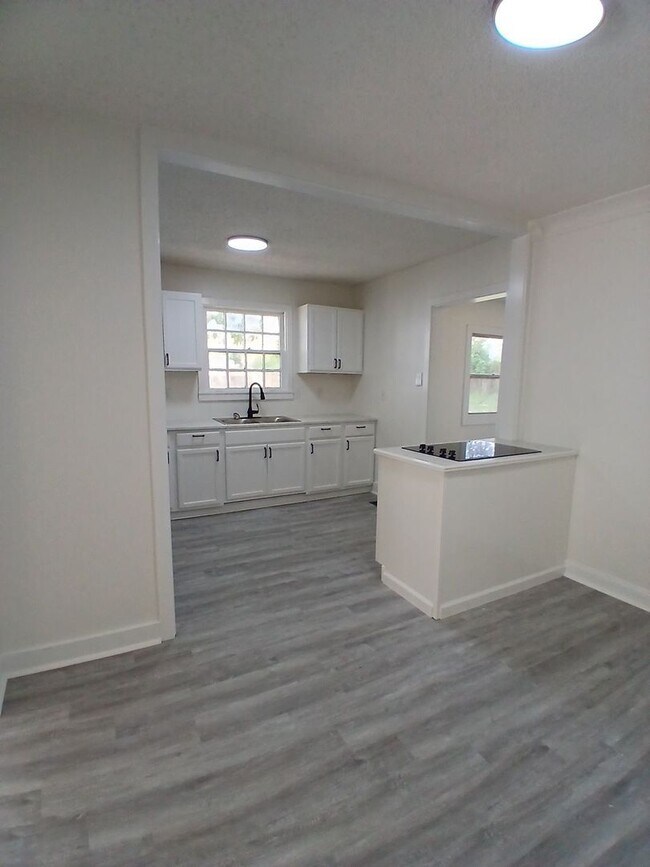 Building Photo - Renovated 4 bedroom 2 bath home - Open To ...