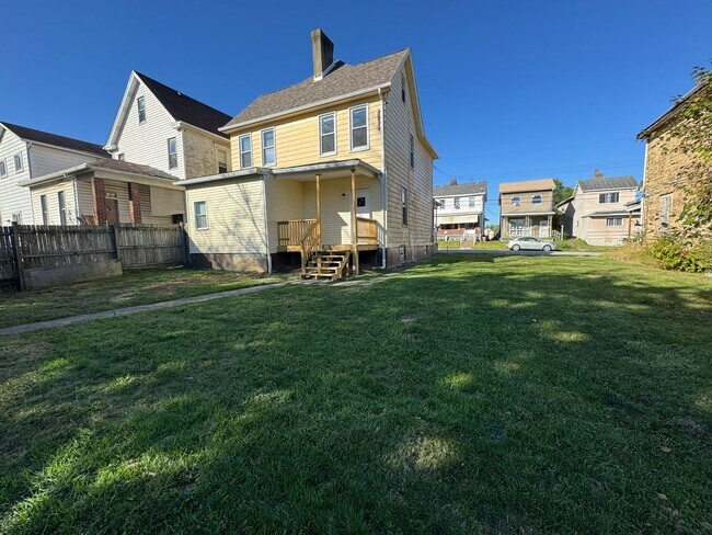 Foto del edificio - Enormous Completely Updated 4-Bedroom 1-Bath House w/ Flat Yard!!!