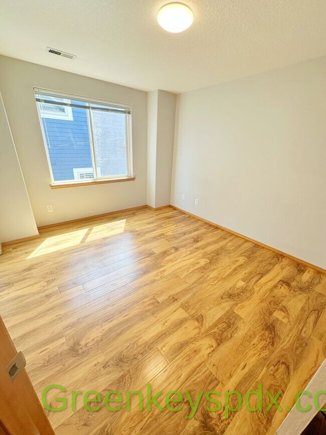 Building Photo - Awesome 3-bedroom 2.5-bathroom house in NE...