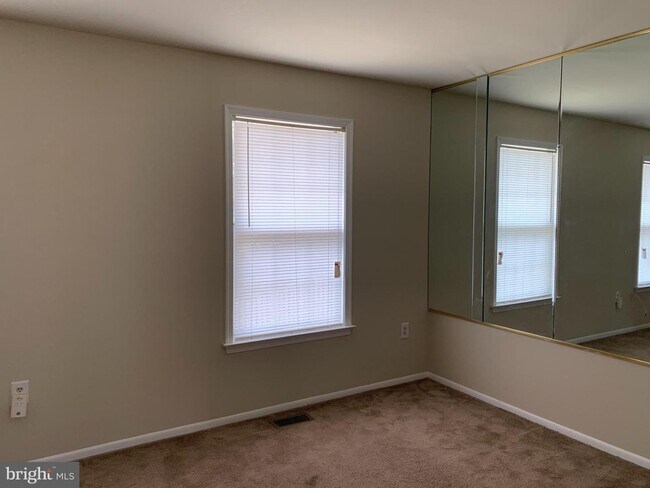 Building Photo - 5906 S Hil Mar Cir