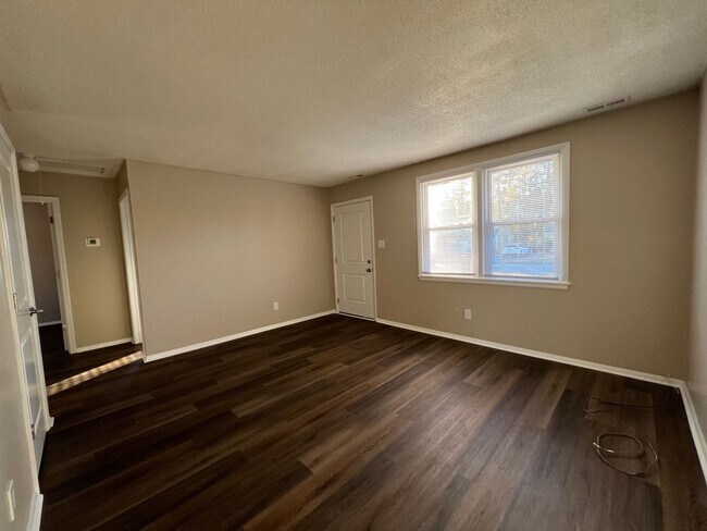 Foto del edificio - Cute 2 bedroom 1 bath duplex that is centrally located. Close to area bases, shopping and restaur...