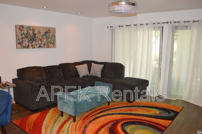 Foto del edificio - 1925 N Vía Miraleste