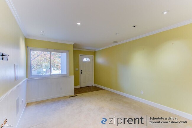 Building Photo - 3 br, 1.5 bath Townhome - 3732 Thistle Way...