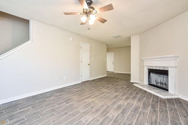 Foto del edificio - 6825 Mahonia Pl