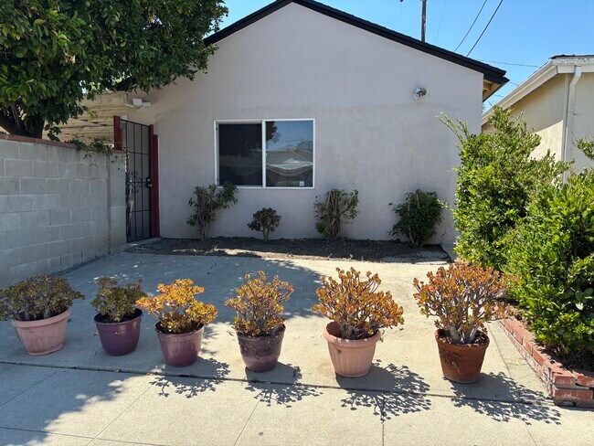 Foto del edificio - 6327 Calvin Ave
