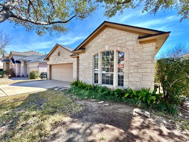 Foto del edificio - Charming 3 Bed / 2 Bath One-Level Home with 2-Car Garage & Fenced Yard