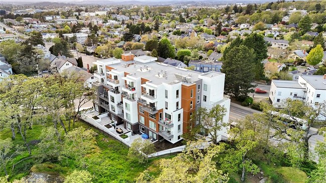 Building Photo - 1301 Hillside Av