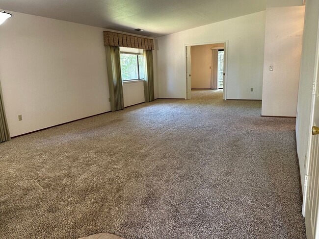 Building Photo - Beautiful 55+ home in Paris Park!