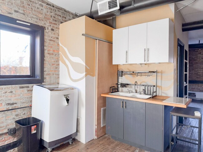 Foto del edificio - 639 N Troy St