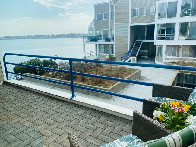 Building Photo - 12 Harbour Close