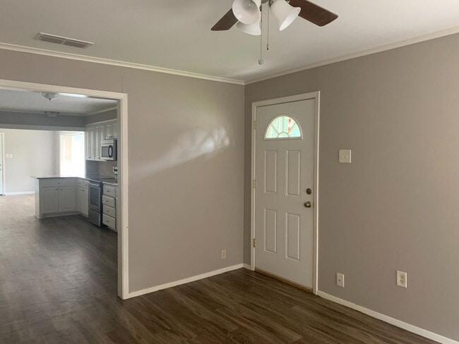 Building Photo - 2/2 with fenced yard and 2 living areas