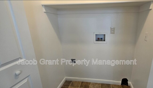 Building Photo - 955 Eve Dr