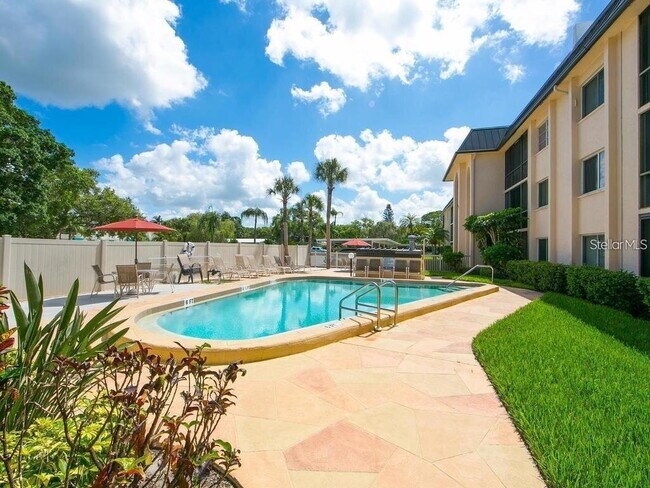 Foto del edificio - "Fully Renovated 2-Bed, 2-Bath Condo on Minutes from Siesta Key Beach