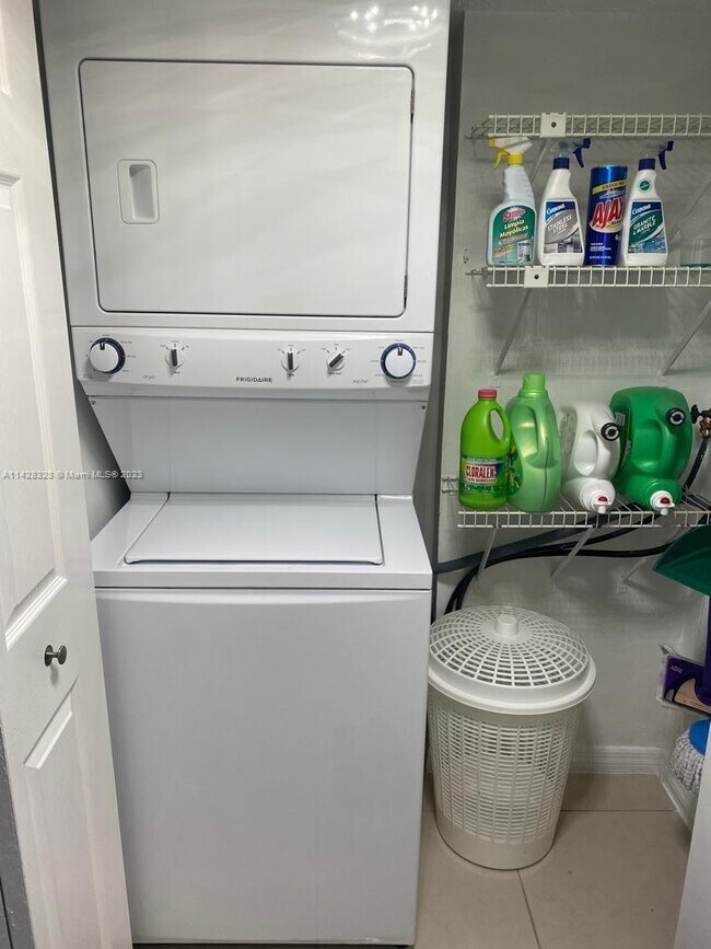 Foto del edificio - 9440 W Flagler St