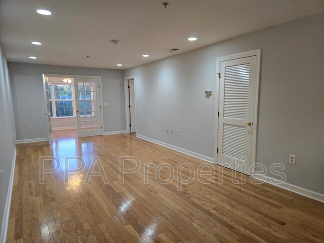 Building Photo - 929 Morreene Rd