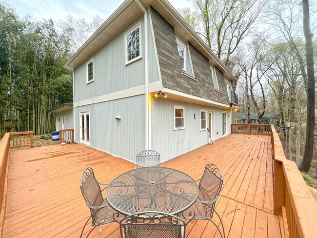 Building Photo - 405 Pine Rd
