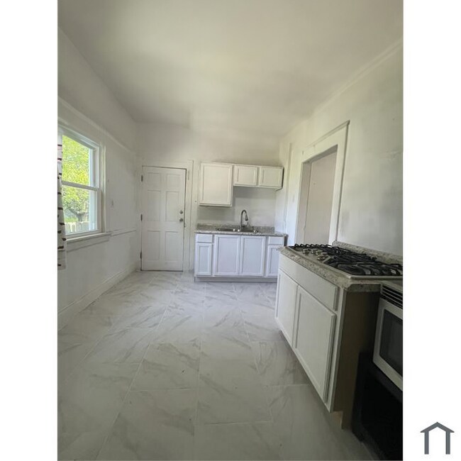 Foto del edificio - 915 Nesslewood Ave