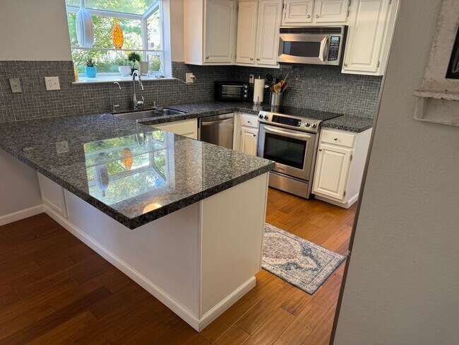 Foto del edificio - Beautiful 3bd/2.5 bath Townhome