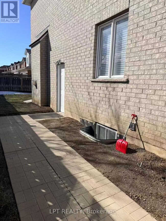 Building Photo - 50 Royal Gala Crescent