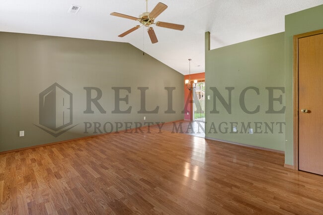 Building Photo - 5915 E Pembrook Cir