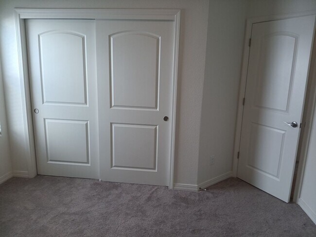 Building Photo - 3 Bedroom, 2 Bathroom Home! Schedule a Sho...