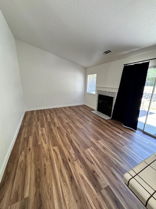 Foto del edificio - North Hilltop 3 Bedroom Home AVAILABLE FOR...