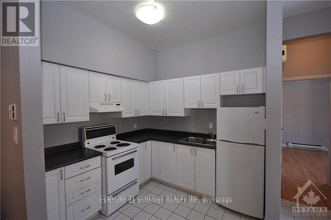 Building Photo - 450-450 MacLaren St