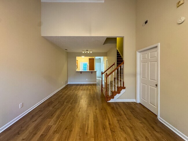 Foto del edificio - 3 Bed 2.5 Bath Townhome with New Flooring and Paint