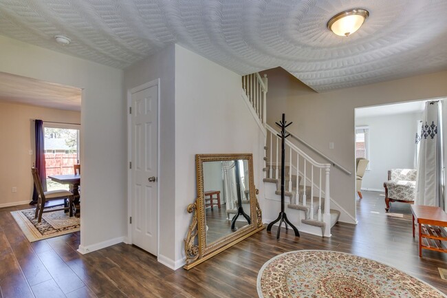 Foto del edificio - STUNNING 4 BEDROOM CAPE COD W/ 1 CAR GARAG...