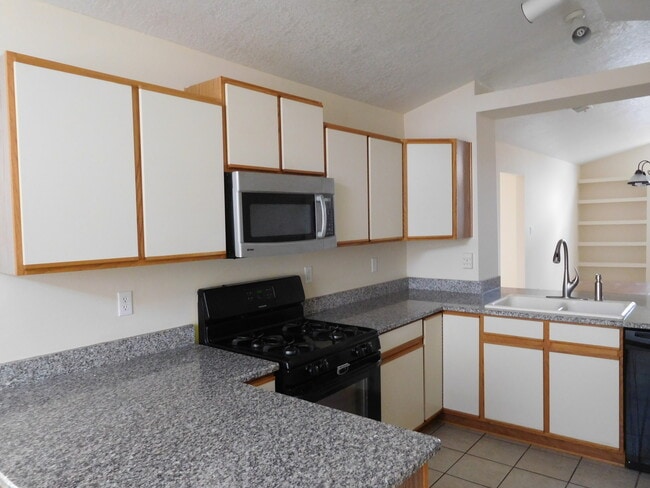 Building Photo - 7401 Branco Dr NE