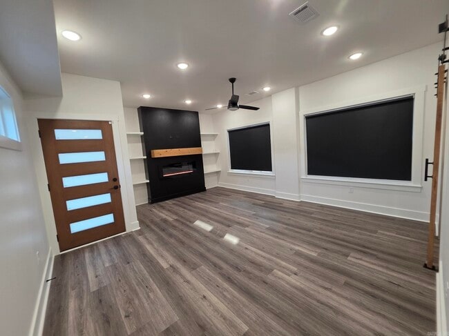 Building Photo - 1814 E 4th St