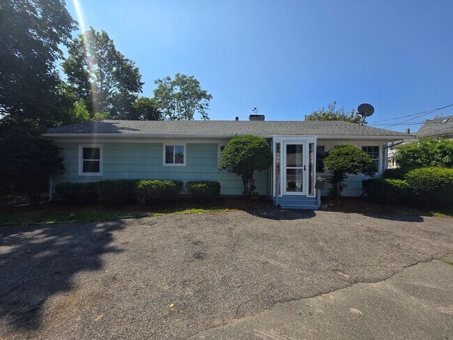 Building Photo - 4 Bd 1.5 Bath Single Family House in Hyde Park Available 12/1