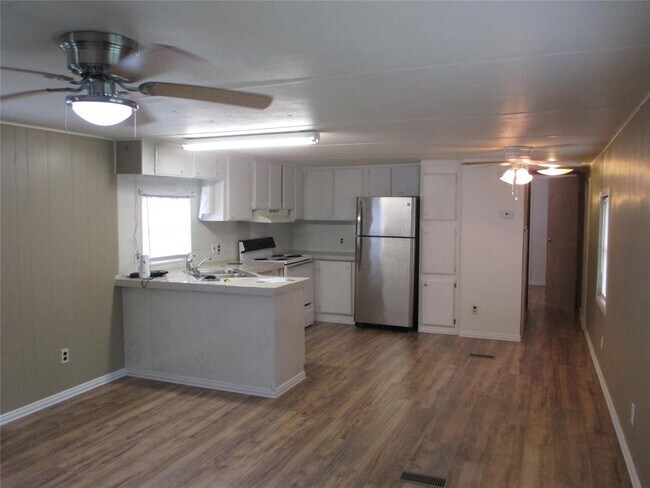 Building Photo - 318 Red Haven Dr