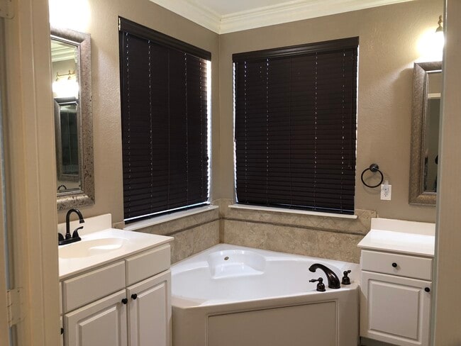 Foto del edificio - 6817 Hillwood Dr