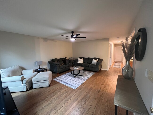 Building Photo - 6 Gail Dr