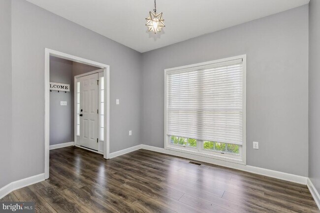 Building Photo - 41 Doral Ct