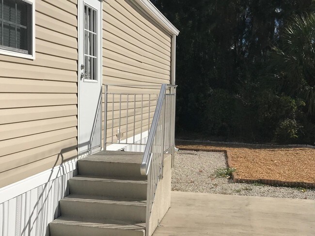 Building Photo - 8333 SE Sandy Lane