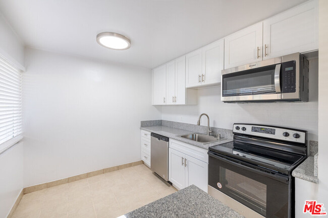 Foto del edificio - 5541 Newcastle Ave