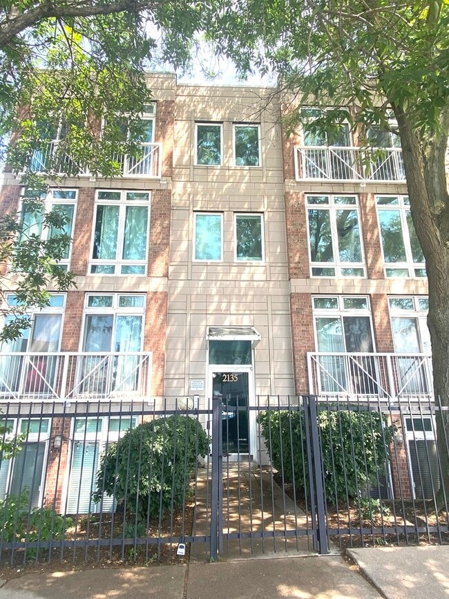 Building Photo - 2135 N Southport Ave