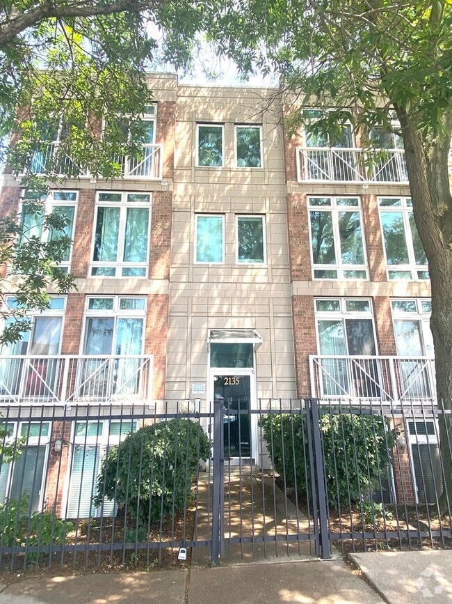 Building Photo - 2135 N Southport Ave