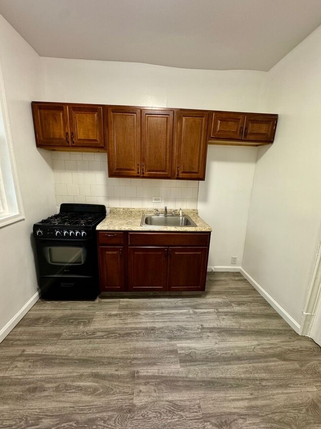 Building Photo - Spacious 3-Bedroom Home in Harrowgate — Av...
