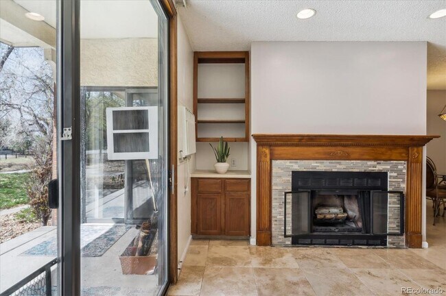 Foto del edificio - Spacious 2BD, 2BA Condo with Bonus Flex Room