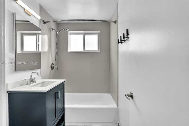 Foto del edificio - 9200 E Bay Harbor Dr