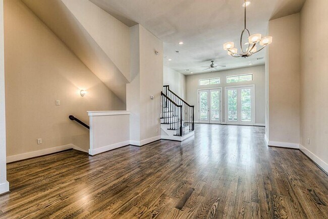 Building Photo - 3 Bed 3 bath Townhome centrally located in...