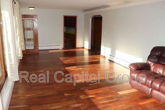 Building Photo - 21 Alva St