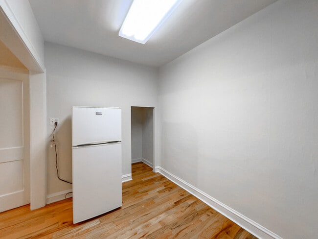 Building Photo - 545 W Wellington Ave