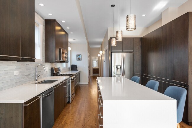 Building Photo - 1136 W Fullerton Ave