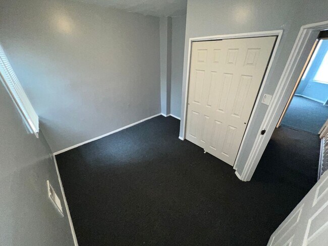 Building Photo - Modern 3 Bedroom Renovation w Stainless St...