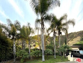 Building Photo - 1727 San Ysidro Dr